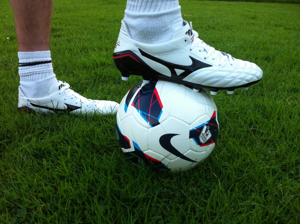 Football boot play test review: Mizuno Morelia Neo – SportLocker